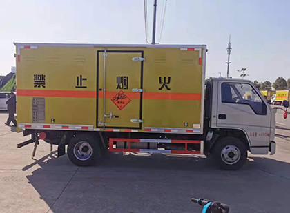 珠山爆破器材运输车工人安全操作规范与智能技术保障